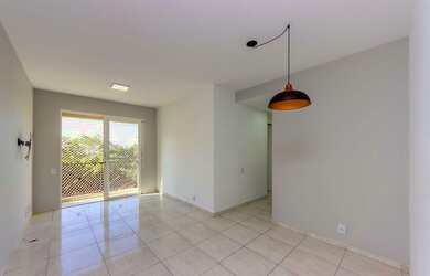 Imagem: O apartamento possui 3 Dormitórios, 1 Banheiro, 1 Vaga na garagem