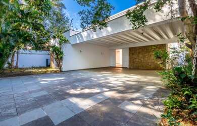 Imagem: A casa possui 6 Dormitórios, 3 Suítes, 5 Banheiros, 6 Vagas