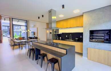 Imagem: A casa em condomínio possui 4 Dormitórios, 4 Suítes, 13 Banheiros