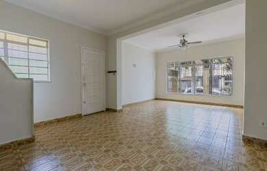 Imagem: A casa possui 3 Dormitórios, 2 Suítes, 3 Banheiros, 3 Vagas