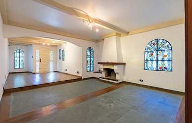 Imagem: A casa possui 4 Dormitórios, 3 Suítes, 6 Banheiros, 2 Vagas