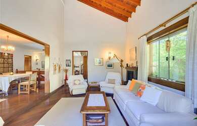 Imagem: A casa possui 4 Dormitórios, 1 Suíte, 4 Banheiros, 6 Vagas