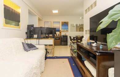 Imagem: O apartamento possui 2 Dormitórios, 1 Suíte, 2 Banheiros