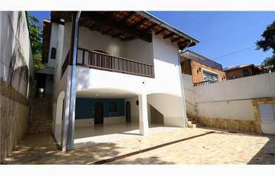 Imagem: A casa possui 4 Dormitórios, 1 Suíte, 5 Banheiros, 6 Vagas