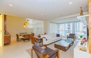 Imagem: O apartamento à venda possui 3 Dormitórios, 3 Suítes, 5 Banheiros