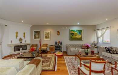 Imagem: A casa em condomínio possui 6 Dormitórios, 4 Suítes, 7 Banheiros