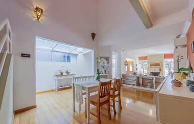 Imagem: A casa possui 3 Dormitórios, 3 Suítes, 5 Banheiros, 4 Vagas