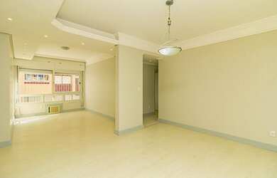 Imagem: O apartamento possui 3 Dormitórios, 1 Suíte, 2 Banheiros