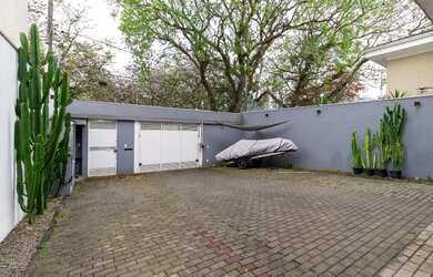 Imagem: A casa possui 3 Dormitórios, 2 Suítes, 4 Banheiros, 4 Vagas