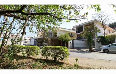 Imagem: A casa possui 4 Dormitórios, 2 Suítes, 6 Banheiros, 4 Vagas