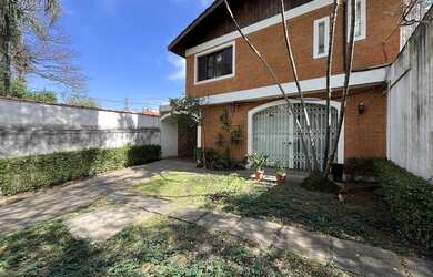 Imagem: A casa possui 7 Dormitórios, 1 Suíte, 5 Banheiros, 10 Vagas