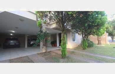 Imagem: A casa em condomínio possui 4 Dormitórios, 4 Suítes, 10 Banheiros