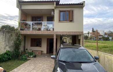 Imagem: A casa possui 3 Dormitórios, 1 Suíte, 3 Banheiros e 5 Vagas