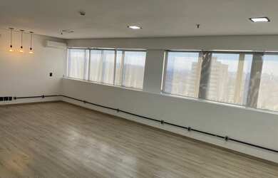 Imagem: A sala comercial possui 2 Banheiros, 1 Vaga na garagem, 50m²