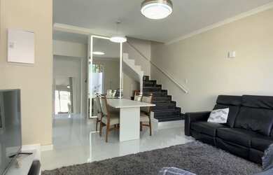 Imagem: A casa possui 3 Dormitórios, 3 Suítes, 4 Banheiros, 2 Vagas