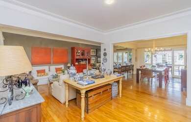 Imagem: A casa possui 5 Dormitórios, 4 Suítes, 6 Banheiros, 3 Vagas