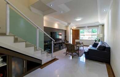 Imagem: A casa possui 3 Dormitórios, 1 Suíte, 3 Banheiros, 4 Vagas