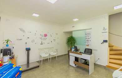 Imagem: A sala comercial possui 2 Vagas na garagem, 156m² de Área