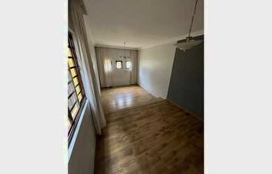 Imagem: A casa possui 3 Dormitórios, 1 Suíte, 2 Banheiros, 2 Vagas