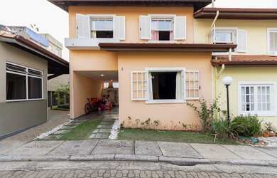 Imagem: A casa possui 3 Dormitórios, 1 Suíte, 3 Banheiros, 2 Vagas