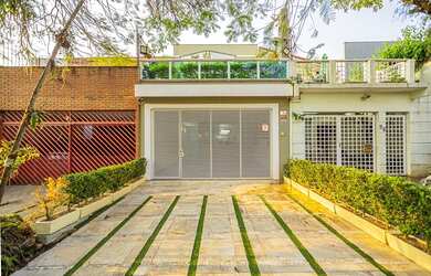 Imagem: A casa possui 5 Dormitórios, 1 Suíte, 4 Banheiros e 2 Vagas