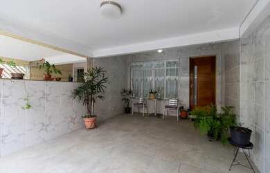 Imagem: A casa possui 3 Dormitórios, 2 Banheiros, 1 Vaga na garagem