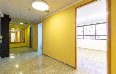 Imagem: A sala comercial possui 1 Vaga na garagem, 70m² de Área Privada