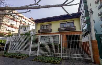 Imagem: A casa possui 3 Dormitórios, 1 Suíte, 4 Banheiros e 1 Vaga