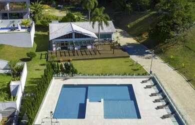 Imagem: A casa possui 6 Dormitórios, 4 Suítes, 5 Banheiros, 4 Vagas