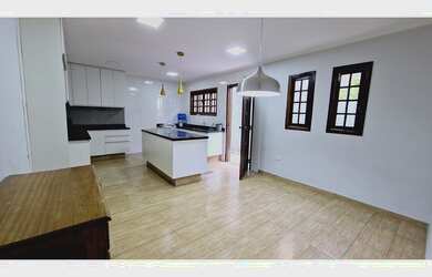 Imagem: A casa possui 4 Dormitórios, 1 Suíte, 4 Banheiros, 3 Vagas