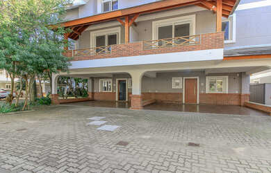 Imagem: A casa em condomínio possui 3 Dormitórios, 3 Suítes, 6 Banheiros