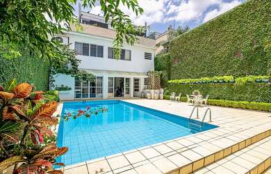 Imagem: A casa possui 4 Dormitórios, 1 Suíte, 6 Banheiros, 5 Vagas