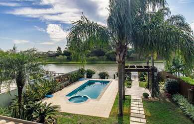 Imagem: A casa em condomínio possui 4 Dormitórios, 4 Suítes, 10 Banheiros