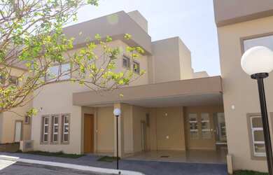 Imagem: A casa em condomínio possui 3 Dormitórios, 3 Suítes, 4 Banheiros