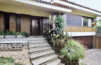 Imagem: A casa possui 3 Dormitórios, 1 Suíte, 6 Banheiros, 4 Vagas