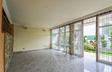 Imagem: A casa possui 4 Dormitórios, 1 Suíte, 4 Banheiros, 4 Vagas