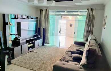 Imagem: A casa possui 3 Dormitórios, 2 Banheiros, 2 Vagas na garagem