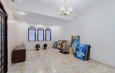 Imagem: A casa possui 3 Dormitórios, 1 Suíte, 4 Banheiros, 2 Vagas