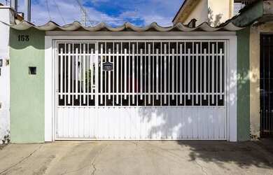 Imagem: A casa possui 2 Dormitórios, 1 Suíte, 2 Banheiros, 2 Vagas