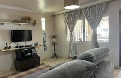 Imagem: A casa possui 4 Dormitórios, 2 Banheiros, 2 Vagas na garagem