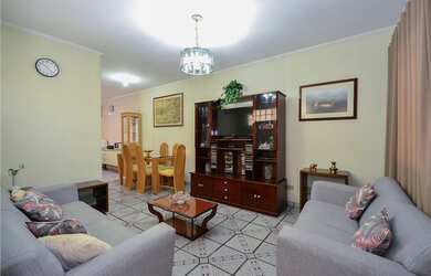 Imagem: A casa possui 2 Dormitórios, 1 Suíte, 2 Banheiros, 2 Vagas