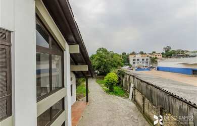 Imagem: A loja possui 4 Vagas na garagem, 322m² de Área e está localizado