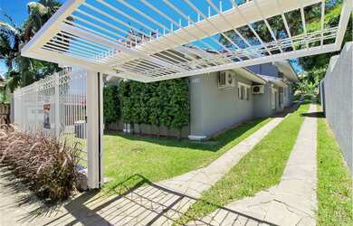 Imagem: A casa possui 3 Dormitórios, 1 Suíte, 5 Banheiros, 3 Vagas