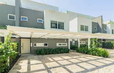 Imagem: A casa possui 3 Dormitórios, 1 Suíte, 5 Banheiros, 2 Vagas