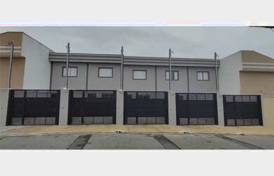 Imagem: A casa possui 2 Dormitórios, 1 Suíte, 2 Banheiros, 1 Vaga