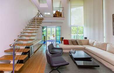 Imagem: O apartamento possui 4 Dormitórios, 1 Suíte, 5 Banheiros