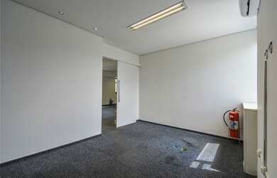 Imagem: A sala comercial possui 4 Vagas na garagem, 216m² de Área