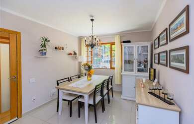 Imagem: A casa possui 3 Dormitórios, 1 Suíte, 4 Banheiros, 2 Vagas