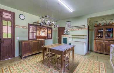 Imagem: A casa possui 4 Dormitórios, 1 Suíte, 6 Banheiros, 711m²