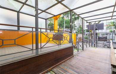 Imagem: A casa possui 8 Dormitórios, 1 Suíte, 6 Banheiros, 12 Vagas